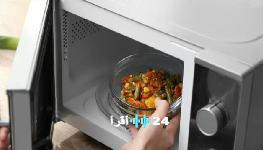 آلية تسخين الميكروويف: خبراء الفيزياء يؤكدون عدم وجود رنين للماء عند 2.45 غيغاهرتز