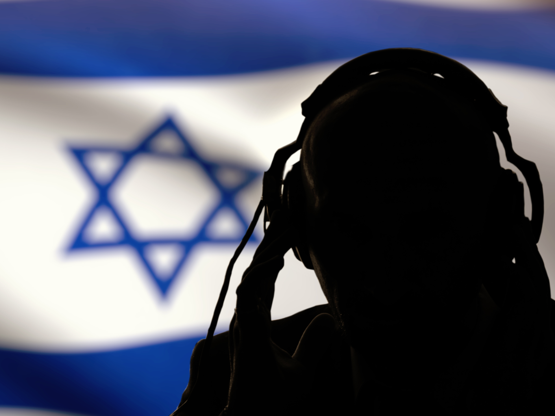 «الرفيق الرقمي: حليفٌ أم متلصص؟» الجاسوس الأزرق: مفارقة الخدمة التي تخفي الخداع الدائم