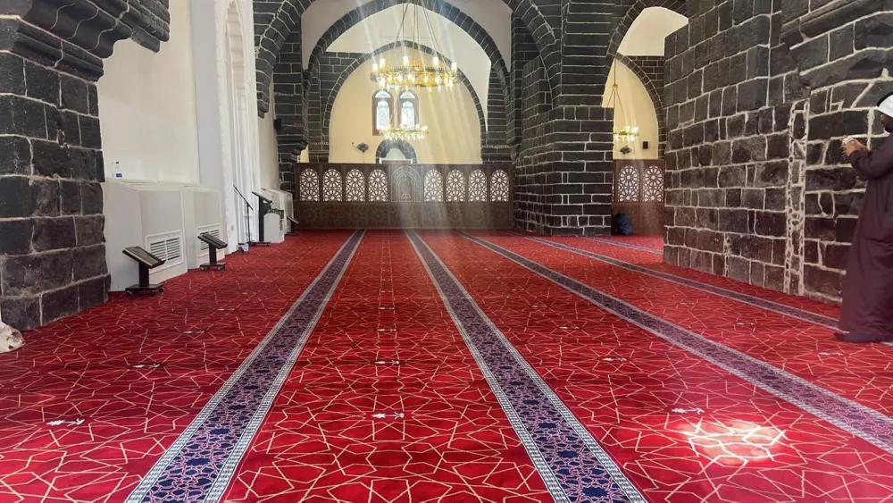 فرش ثلاثة مساجد تاريخية في المدينة المنورة بالسجاد الفاخر