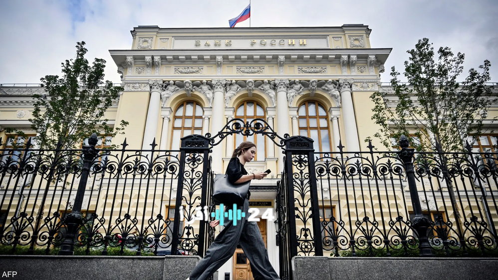 «تراجع سعر الروبل بعد قرار البنك المركزي الروسي بخفض قيمته أمام الدولار والعملات العالمية»