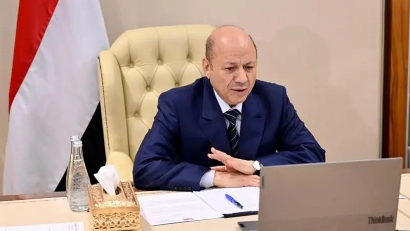 العليمي يُعلن إنهاء اتفاقية الدفاع المشترك مع الإمارات ويطالب بخروج قواتها من اليمن في غضون 24 ساعة