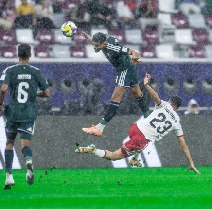 تأجيل بداية الشوط الثاني من مباراة السعودية والإمارات في كأس العرب بسبب الأمطار الغزيرة