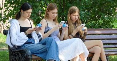 دراسة تحذر من مخاطر استخدام الهواتف على الصحة الجسدية والنفسية للأطفال دون سن 13 عاماً