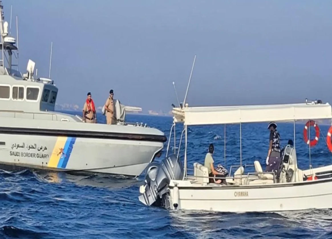 «تدخل عاجل» حرس الحدود ينهي معاناة 4 خليجيين تعطل قاربهم وسط بحر الخفجي