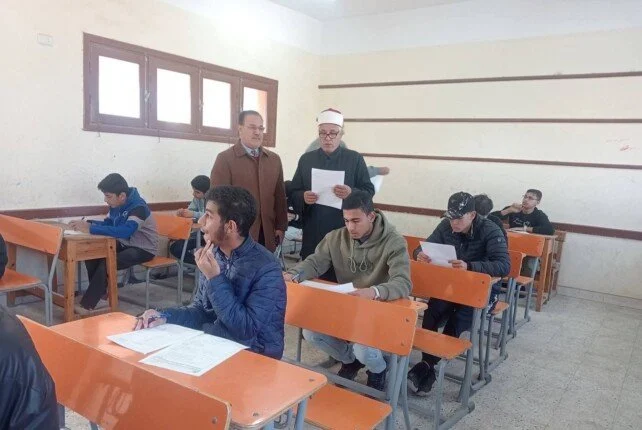 رئيس منطقة القليوبية الأزهرية يتفقد امتحانات النقل الثانوي في معهد بنها للبنين والفتيات