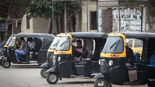 «حان وقت التنظيم» سائقو التوكتوك يطالبون بتقنين المهنة قبل الإحلال في مجال التأمين والتسعيرة
