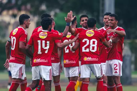 «بقيادة عمر كمال» الأهلي ينهي الشوط الأول متقدماً على المصرية للاتصالات