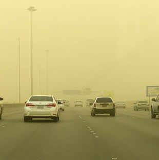 أجواء عاصفة في محافظة الجموم: أتربة مُثارة ورياح نشطة تؤثر على المنطقة