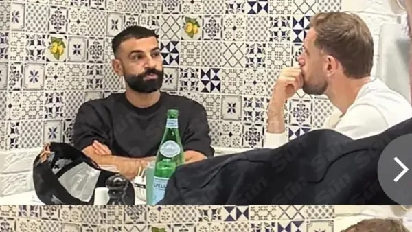 «بعيدًا عن أنفيلد» محمد صلاح يستمتع بأمسية هادئة بصحبة صديقه الحميم