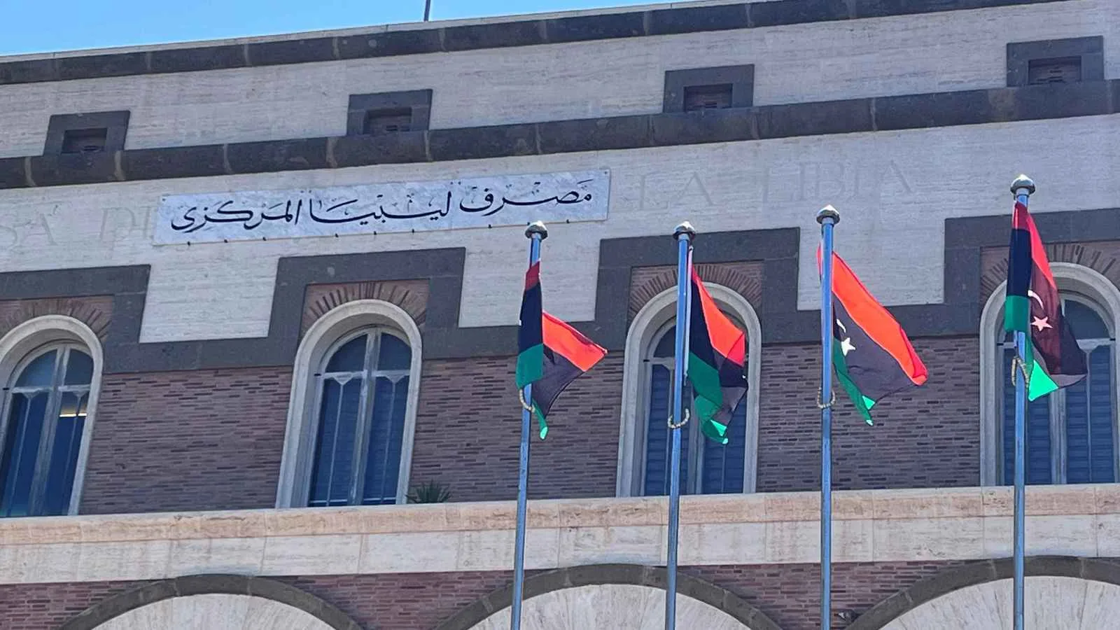 «مهلة أم حل جذري؟ 60 مليار دينار على طاولة أزمة السيولة»
طباعة 60 مليار دينار لتخفيف أزمة السيولة مجرد حل مؤقت يتطلب رؤية مستقبلية