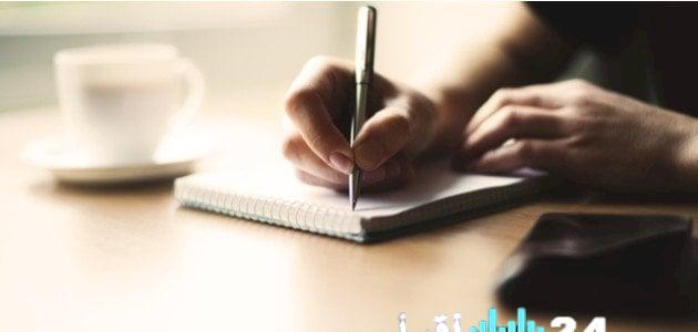 حب الوطن والانتماء إليه موضوع يهم كل فرد، حيث يعكس العلاقة العميقة بين الإنسان وبلاده. منذ نعومة أظفارنا، نتعلم حب الوطن وكيف يجب أن نحافظ عليه. الوطن هو المكان الذي نشأنا فيه، حيث تحتضننا ذكريات الطفولة وتمنحنا الأمان والأمل.في المدرسة، نتعلم عن تاريخ وطننا وأهم إنجازاته، مما يعزز شعور الفخر والانتماء. كلما غنينا لبلدنا أو احتفلنا بذكرياته، نتذكر الماضي ونطمح إلى مستقبل أفضل.إن الحب للوطن ليس مجرد شعور، بل هو مسؤولية واجبة على كل فرد. علينا أن نحافظ على نظافة شوارعنا ونعتني بالبيئة، ونساعد الآخرين وندعم الفقراء. هذه الأعمال الصغيرة تجعل وطننا مكاناً أفضل.لذا، يجب أن نزرع في قلوبنا حب الوطن، ونعمل بجد من أجل رفعة البلاد، لأن الوطن لا يحتاج فقط إلى الحب، بل إلى العمل والإخلاص أيضاً. لنكن جميعاً أوفياء لوطننا، ونساهم في بناء مستقبل مشرق لأجيال قادمة.