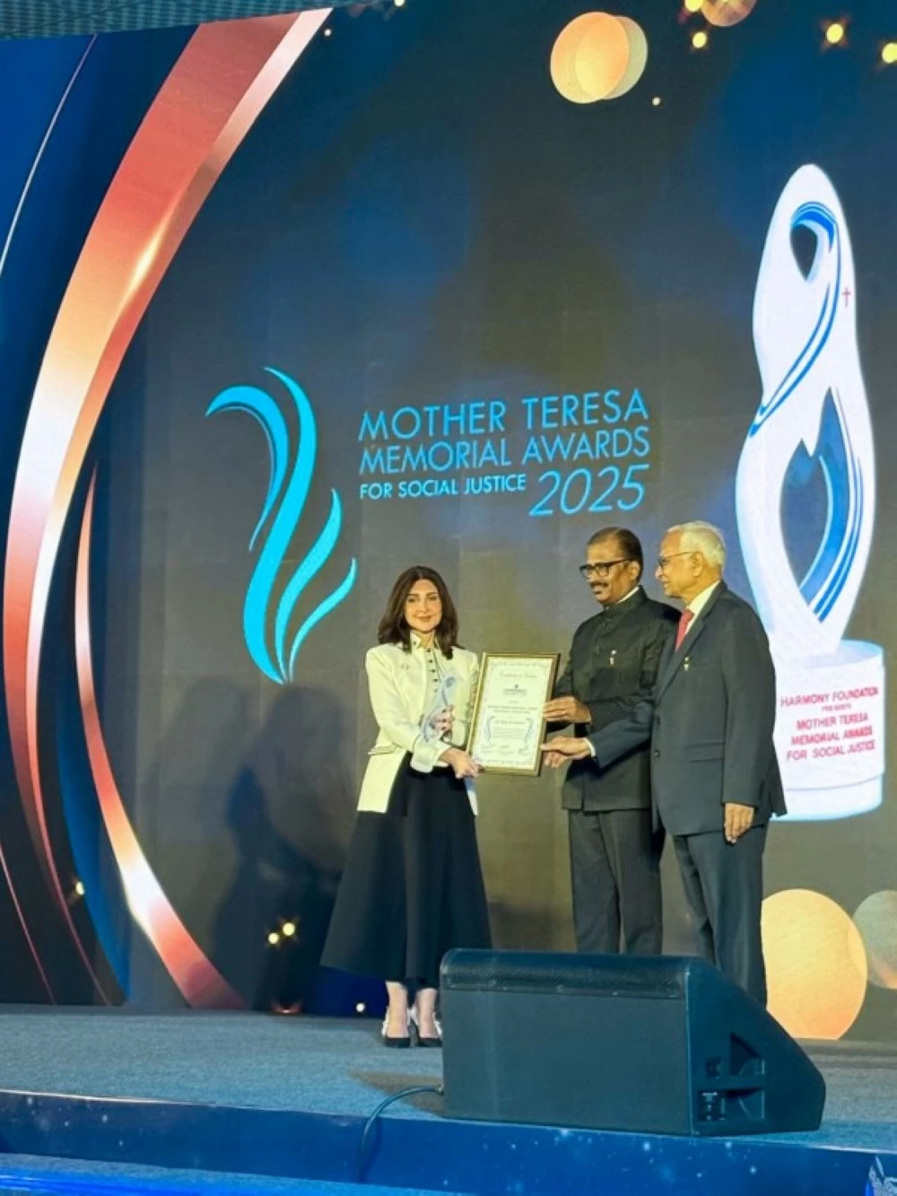 هبة السويدي تتوج بجائزة الأم تريزا للسلام والعدالة الاجتماعية إنجاز سعودي تاريخي بامتياز