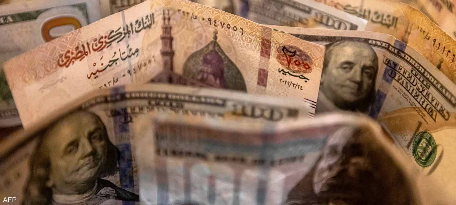 «مليارات الغربة تدعم اقتصاد الوطن: تحويلات المصريين تسجل رقماً قياسياً وتحد من هيمنة الدولار»