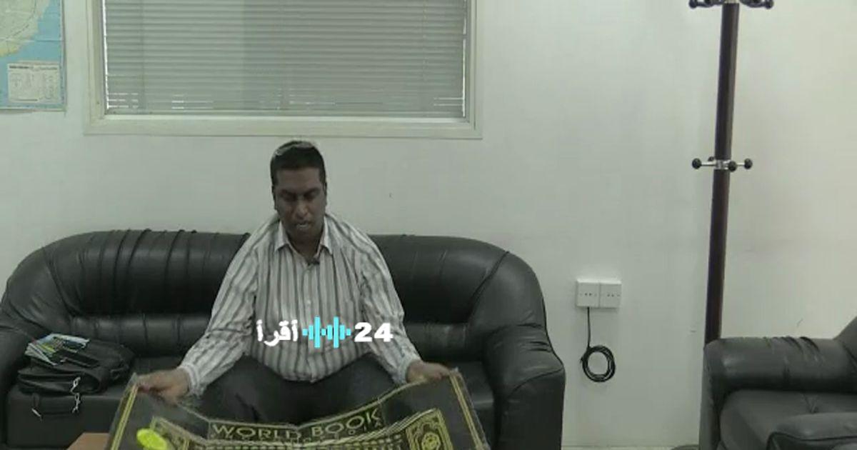 بائع هندي في السعودية يطرق الأبواب للترويج لموسوعات وكتب جديدة