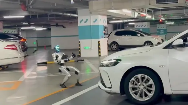 «الصدمة من قلب الآلة: هل ينهار اقتصاد الذكاء الاصطناعي؟» الذكاء الاصطناعي: بين جنون الاستثمار وشبح الفقاعة المالية… وروبوت صيني يكسر الصمت