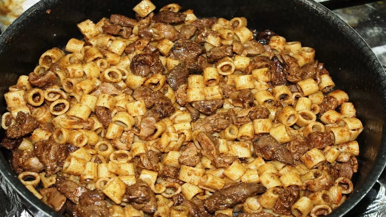 «طبق يدفئ القلوب ويثري المائدة» مكرونة الكبد والقوانص: وصفة مبتكرة لوجبة عائلية شهية واقتصادية