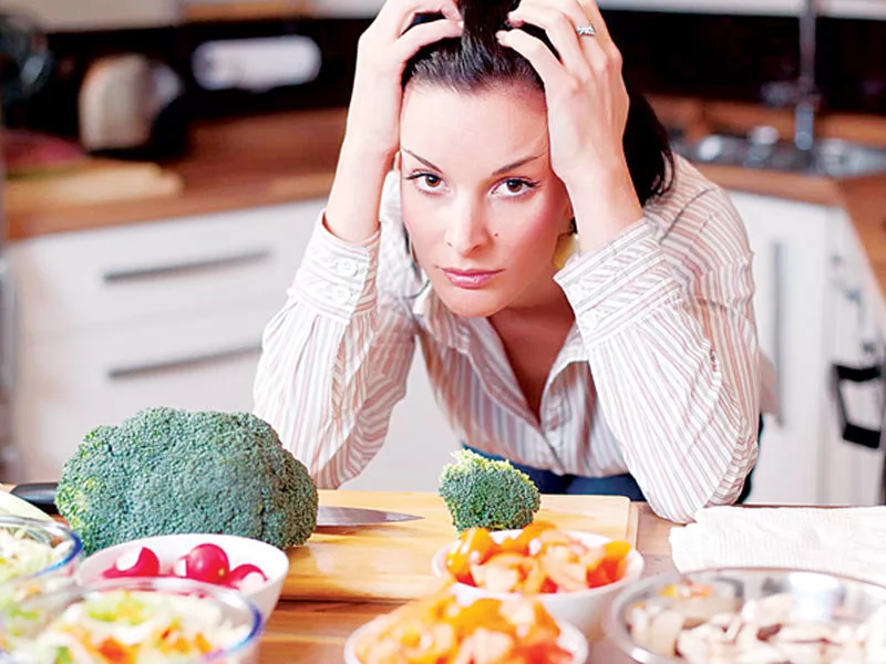 «الجانب المظلم لنمط الحياة الصحي» الخط الرفيع: كيف يتحول السعي للعافية إلى فخ الهوس الغذائي