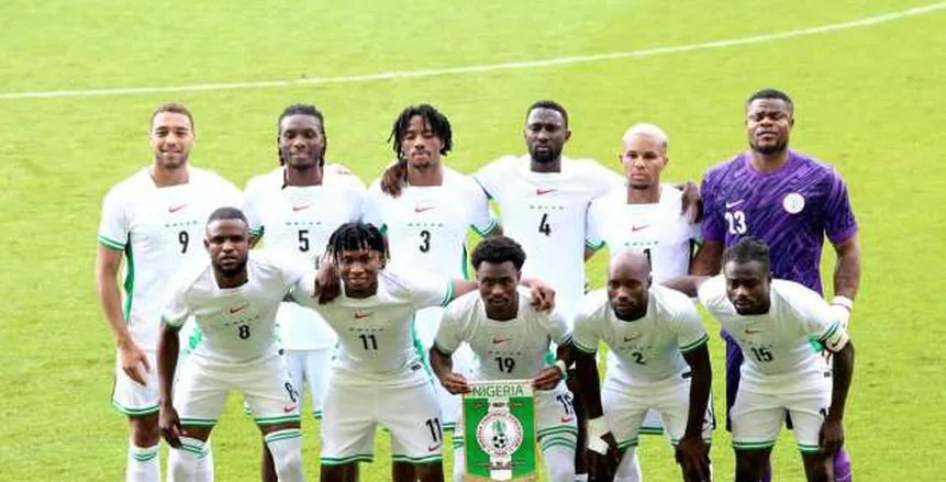 الحكومة النيجيرية تستجيب لتهديدات اللاعبين وتنهي أزمة المنتخب قبل موقعة الجزائر المرتقبة