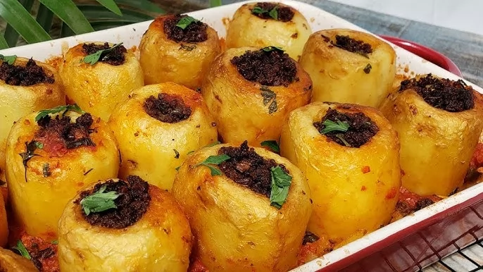 «سر المائدة الفاخرة في لمسة مبتكرة» من طبق شعبي إلى تحفة فنية: البطاطس المحشية باللحم المفروم تعيد تعريف مائدة العشاء