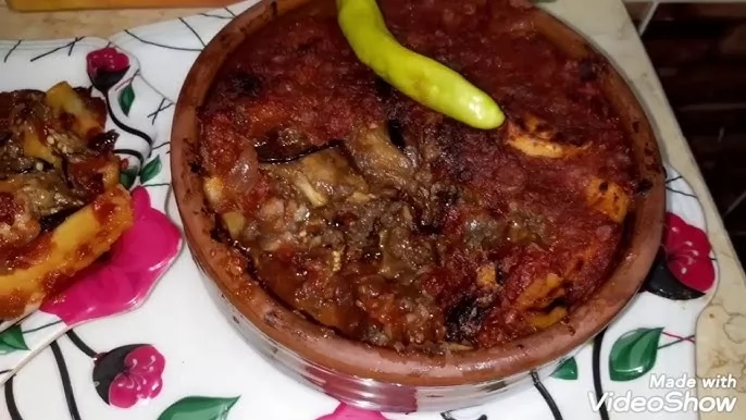 «رحلة مذاقية لا تُنسى:» طاجن المسقعة باللحم المفروم.. سر المائدة الدافئة وأيقونة النكهة الشرقية الأصيلة