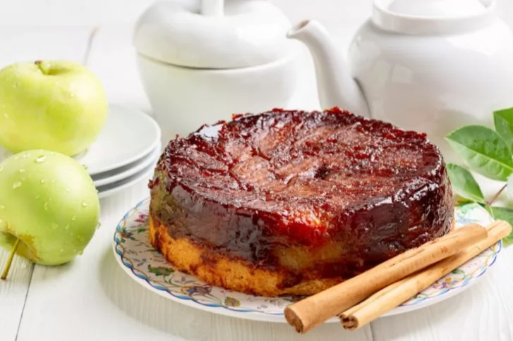 «مذاق يلامس الروح ويأسر الحواس» دليلك لتحضير كيكة التفاح بالكراميل الفاخرة: أسرار الطعم الغني والقوام المثالي