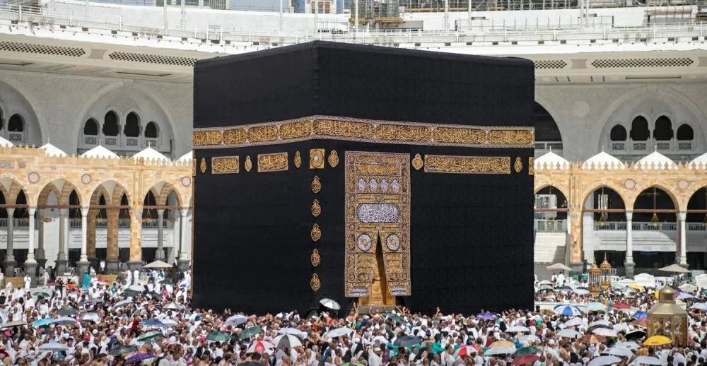 ثمانية فنانين يستهلون عام 2026 بالعمرة: صور تكشف وجوهًا بارزة وأخرى متخفية