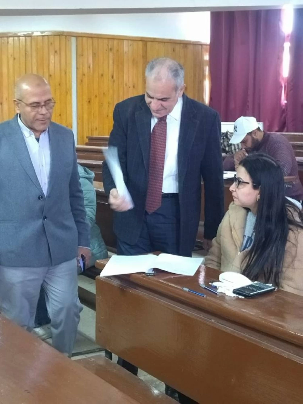 رئيس جامعة أسوان يزور امتحانات الفصل الدراسي الأول في كلية هندسة الطاقة