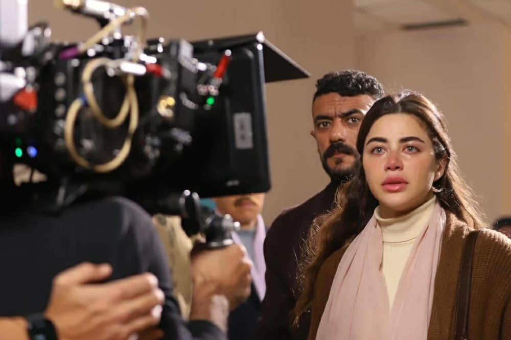 يارا السكري وأحمد العوضي بالمستشفى إصابات مفاجئة من كواليس مسلسل “علي كلاي” لرمضان 2026 صور حصرية