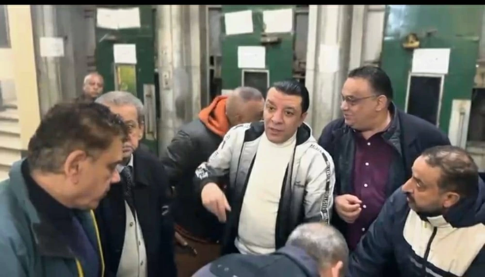 مصطفى كامل يودع أعضاء نقابة الموسيقيين وصنّاع المعاشات قبل embarking على رحلة العمرة