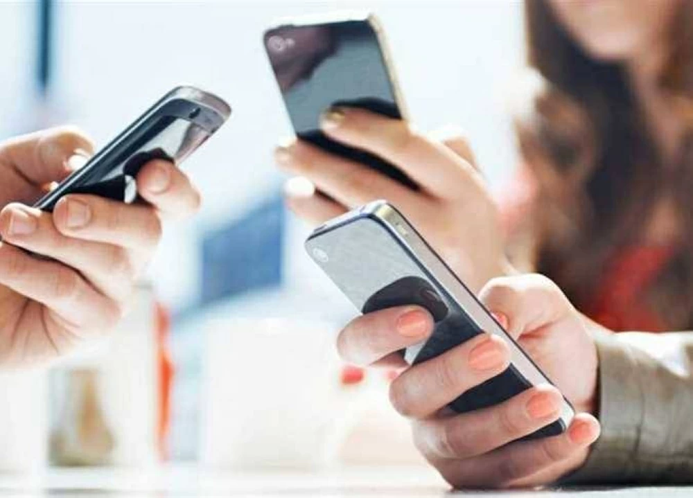 حقيقة فرض رسوم جمركية على الهواتف الشخصية بعد إلغاء قرارات الإعفاء الأخيرة