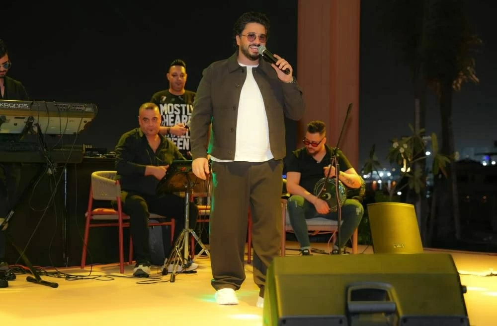 مصطفى حجاج يثير حماس الجماهير بحفل مكتمل العدد على شاطئ جدة بالطريقة السعودية