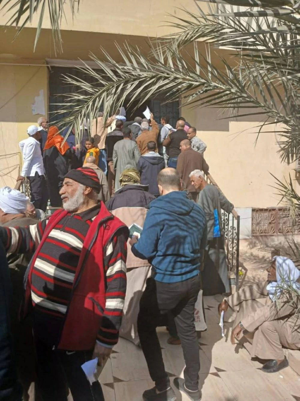 رحلة معاناة مرضى رأس غارب والقصير للحصول على ختم التأمين الصحي تمتد لمسافة 300 كيلو متر