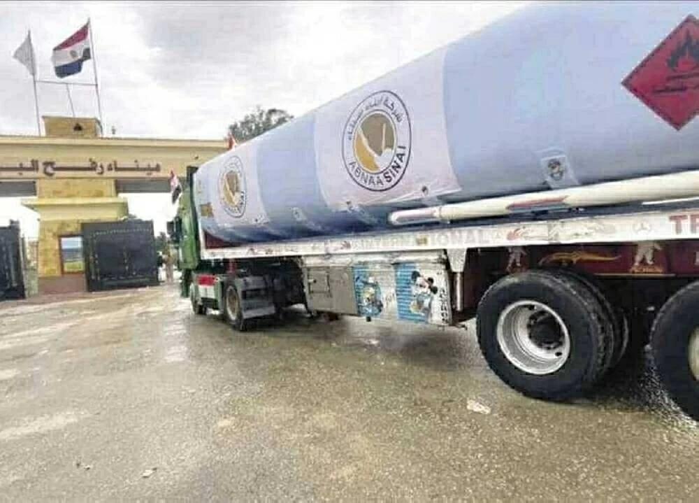 «شريان حياة لقطاع غزة.» 12 شاحنة وقود تصل غزة عبر معبر كرم أبوسالم