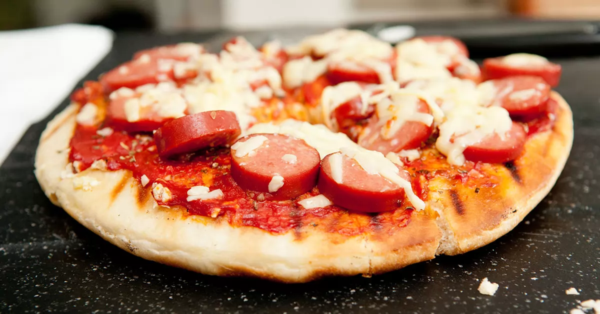 «اجعل وجبات أطفالك متعة لا تُنسى!» بيتزا الهوت دوج المبتكرة: اقتراح الوجبة السريعة والمحببة التي ستُسعد صغارك