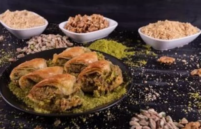 «ارتقِ بتجربة حلوياتك» الجلاش بالمكسرات والعسل: من التقليد إلى الإبداع بلمسة احترافية