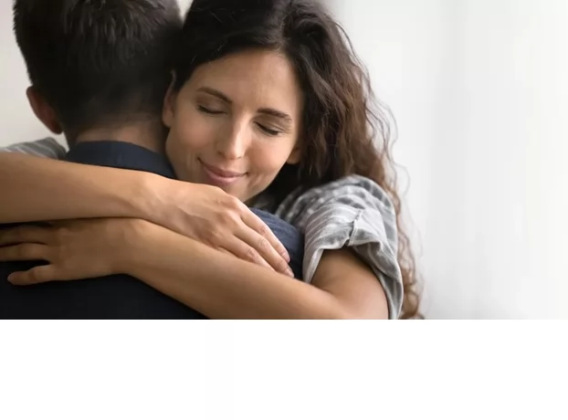 «كيمياء السعادة أم سراً أعمق؟» ظاهرة الأحضان الدافئة: لماذا هي ملاذنا الأول للارتياح والسكينة؟