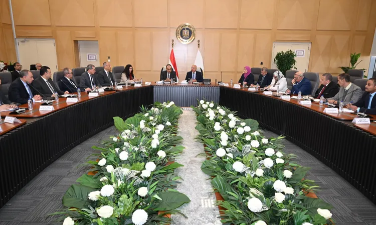 «استثمارات جديدة في غزل ونسيج» وزير الصناعة يؤكد تقديم الدعم الحكومي الكامل للمستثمرين الجادين لتقليل فاتورة الواردات