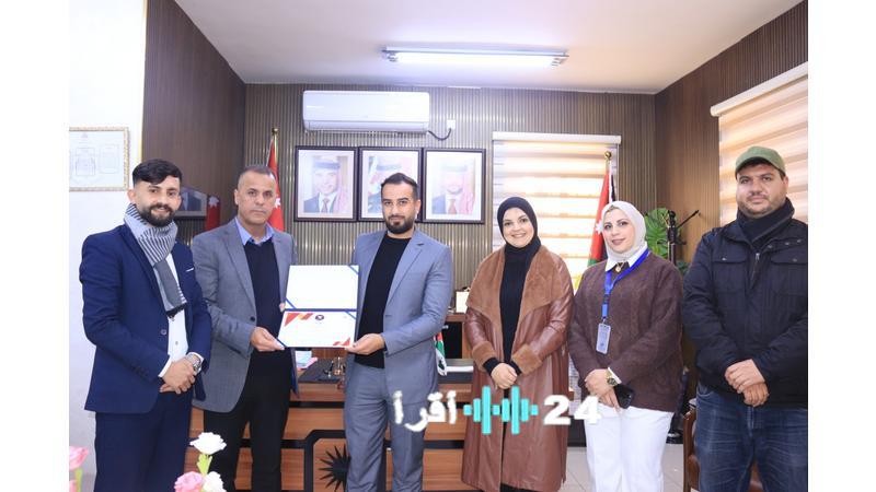 الهديرس تكرّم المعلم الدراوشة بعد تحقيقه المركز الثالث في مسابقة مسرح المناهج