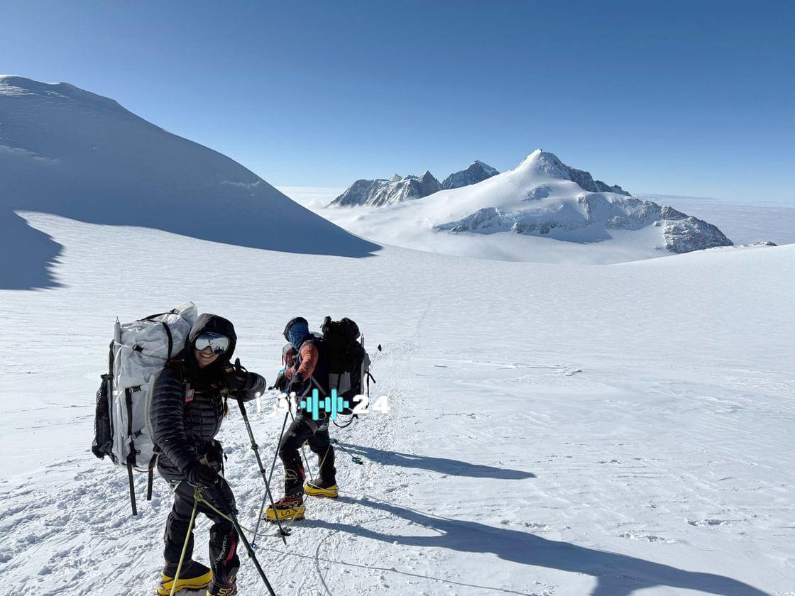 فاطمة العوضي أصغر عربية تتسلق قمة جبل فينسون وتهدي الإنجاز لرئيس الدولة وأم الإمارات