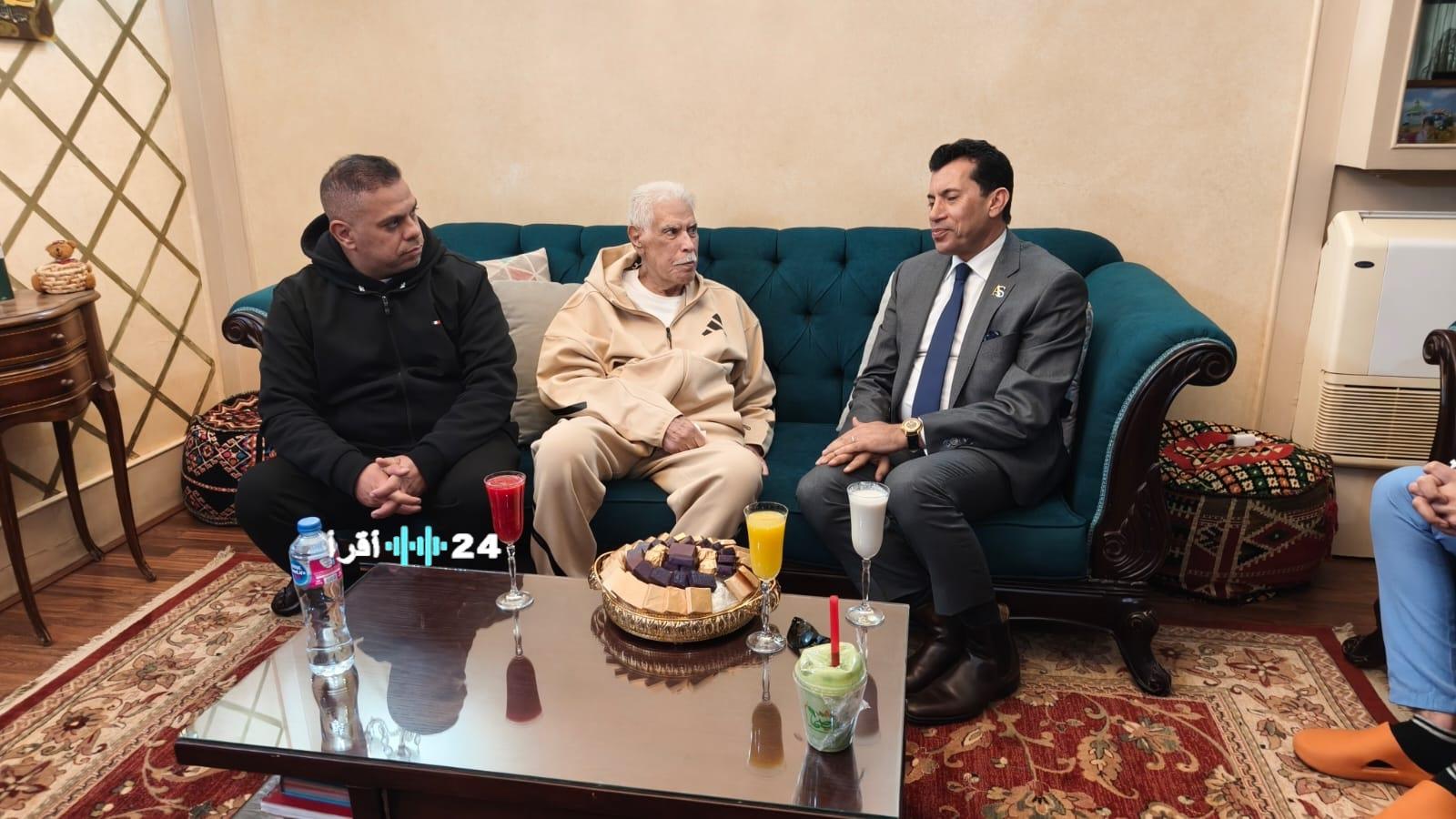 حسن شحاتة يظهر بعد الجراحة طمأنينة على صحة أسطورة التدريب المصرية