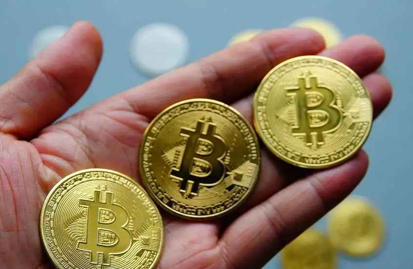 «عودة بيتكوين القوية: العملة الرقمية تتصدر المشهد بأعلى مستوى خلال شهرين»