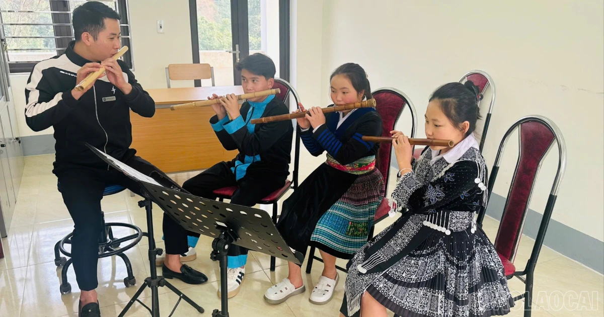 صوت مزمار الهيمونغ العذب يتردد في أرجاء قاعة المحاضرات