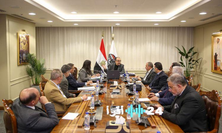 «تعزيز التعاون في القطاع الصناعي» وزير قطاع الأعمال العام يجتمع بممثلي غرفتي صناعة الملابس النسيجية والمجلس التصديري للملابس