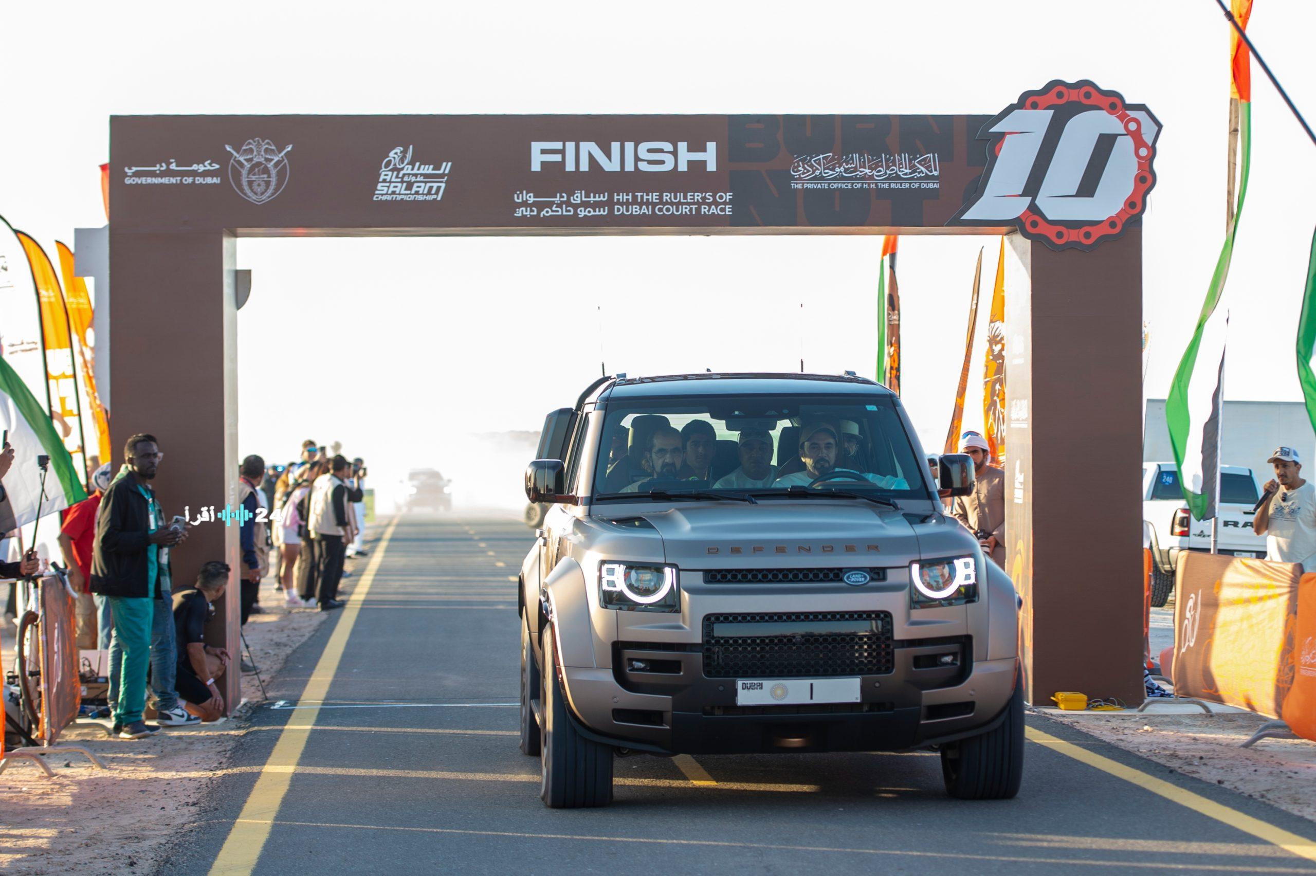 محمد بن راشد يتابع منافسات بطولة السلم للدراجات الهوائية في دبي