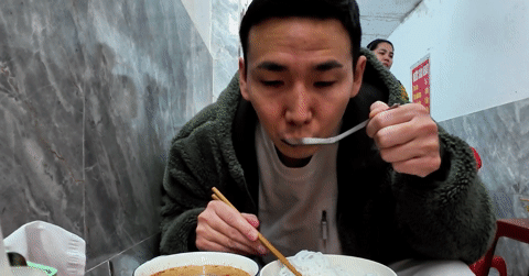 طبق شهير من هانوي يكسر الحواجز ويأسرا السياح اليابانيين بعد عشر سنوات من التردد