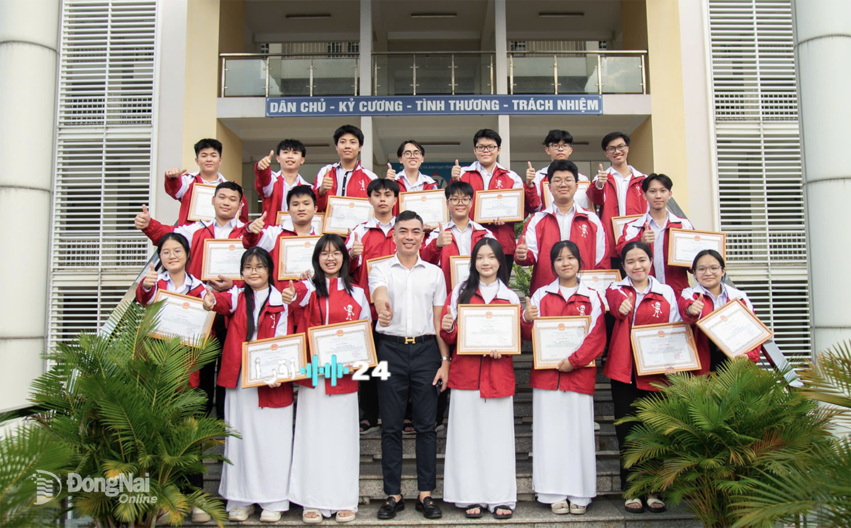 طالب من دونغ ناي يتوج بالجائزة الأولى في مسابقة الأحياء الوطنية