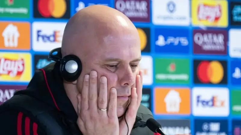 سلوت يرد على شائعات ألونسو مدربًا لليفربول