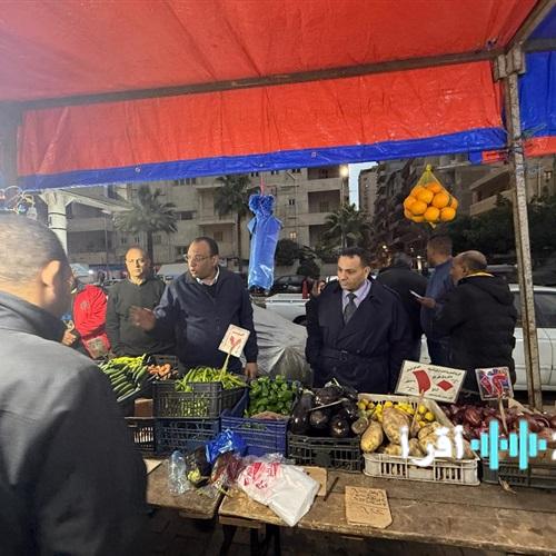 وكيل وزارة التموين ورئيس حي المنتزه أول يزور سوق اليوم الواحد