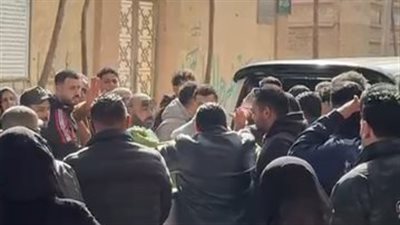 وصول جثمان والدة رضا البحراوي إلى مسجد عوارة في طنطا استعدادًا للجنازة