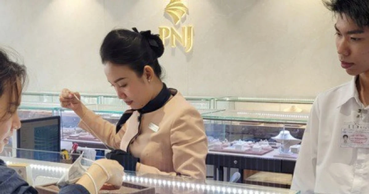 أسعار الذهب ترتفع بمقدار 4 ملايين دونغ فيتنامي في جميع القطاعات وسعر PNJ يسجل زيادة قدرها 4.4 مليون دونغ فيتنامي